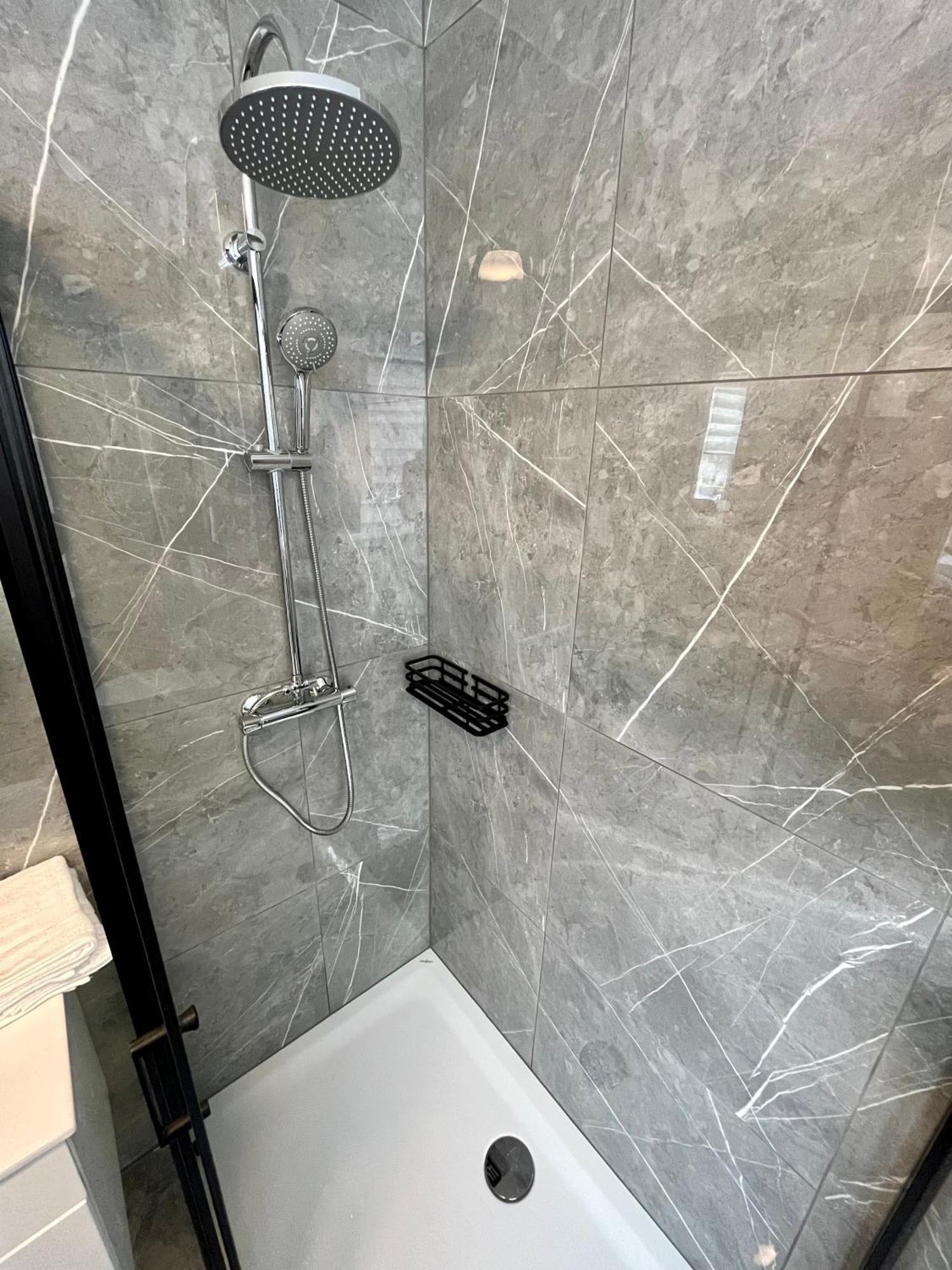 Juwel Apartment Трибен Екстериор снимка